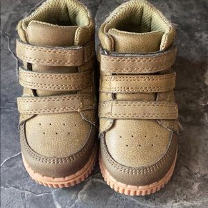 Oshkosh baby boots size 5